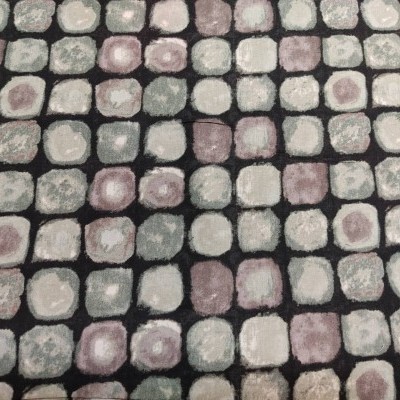 Pano com padrão de quadrados e círculos em cinza, bege e roxo claro.