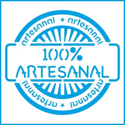 Selo azul redondo com a frase 100% ARTESANAL