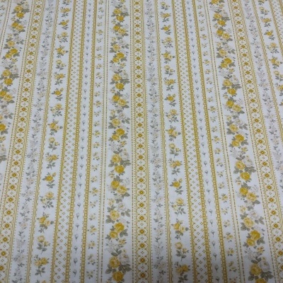 Tecido listrado vertical com flores amarelas e detalhes em bege