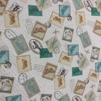 Tecido com padrão de selos postais em tons azuis, verdes, castanhos e bege