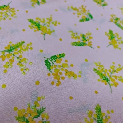 Tecido rosa com padrão floral amarelo e verde.