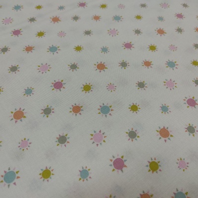 Tecido branco com padrão colorido de pequenos círculos que parecem sóis