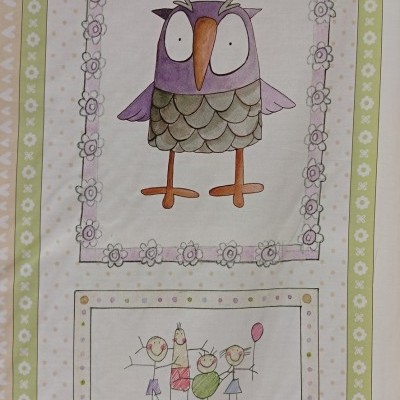 Pano de tecido com ilustrações de coruja e família em estilo infantil