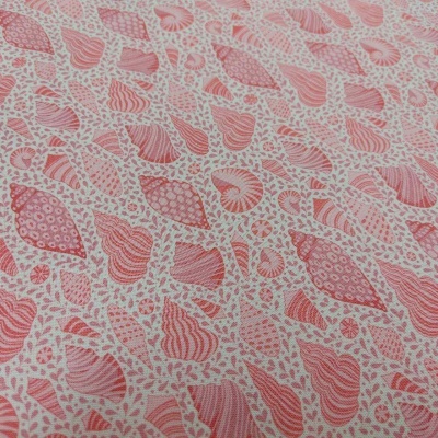 Tecido estampado com conchas em vermelho e rosa