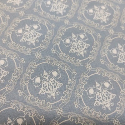 Tecido azul claro com padrão branco floral e ornamental