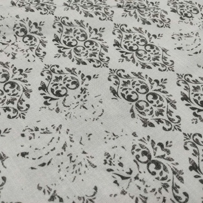 Tecido branco com padrão decorativo preto simétrico