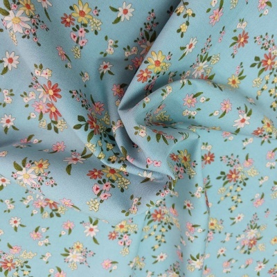 tecido azul claro com padrão floral pequeno colorido