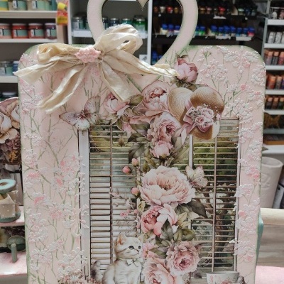 quadro decorativo em madeira rosa com padrão floral e decoração de gato e xícara