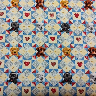 tecido patchwork com corações vermelhos e cabeças de cães de várias raças