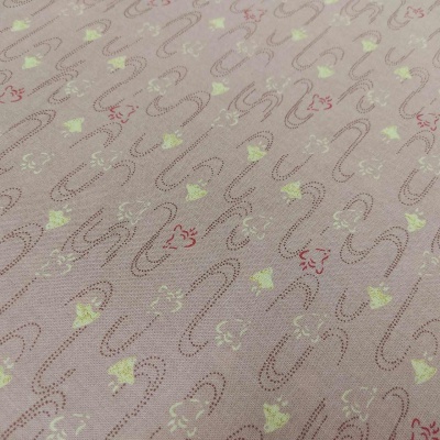 Tecido bege com padrão de linhas onduladas vermelhas e flores verdes e vermelhas