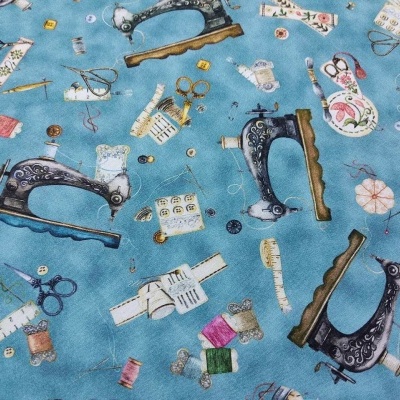 Tecido azul com estampa de máquinas de costura e acessórios de costura