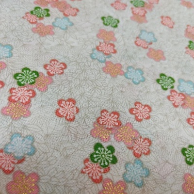 Tecido branco com flores coloridas e detalhes dourados brilhantes