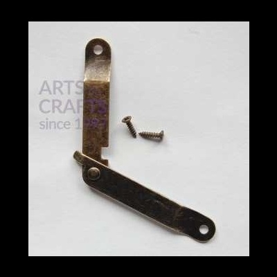 Dobradiça metálica escurecida com dois parafusos e texto parcial 'ARTS CRAFTS since 1'