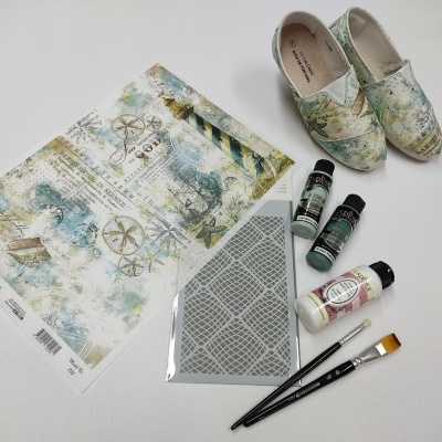 sapatos florais com tintas acrílicas, pincéis e folhas decorativas em fundo branco