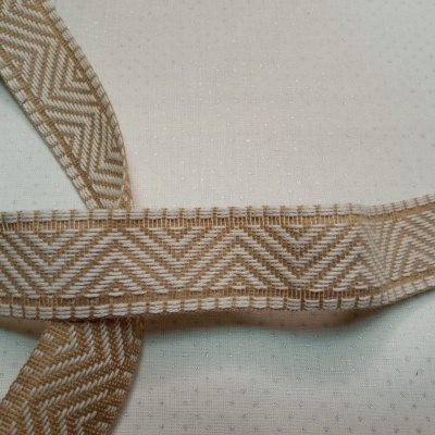 Faixa têxtil decorativa bege e branco com padrão geométrico sobre fundo branco