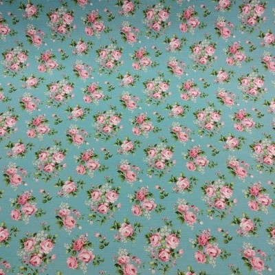 Pano azul claro com flores rosas e verdes em padrão repetido.