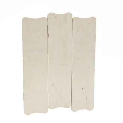 Painel de madeira natural composto por três placas verticais com bordas arredondadas