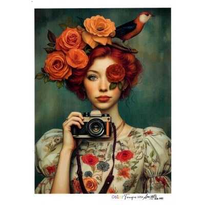 Mulher ruiva com vestido floral segurando câmara fotográfica com rosas alaranjadas e pássaro na cabeça