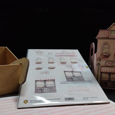 Caixa de papel castanho, folha de recortes de papel com janelas e caixa decorativa em forma de casa cor-de-rosa