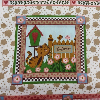 Tecido com padrão de gato, casa de pássaros, flores, texto Welcome e abelhas
