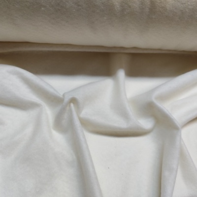 tecido branco liso com dobras e textura suave