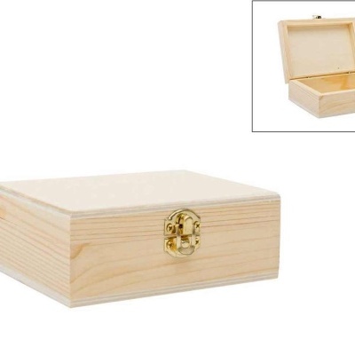 caixa de madeira clara com fecho metálico dourado