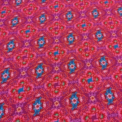 tecido floral vermelho com detalhes azuis e rosa