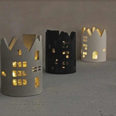 Castiçais cerâmicos decorativos com luz, forma de casa, cores branco e preto