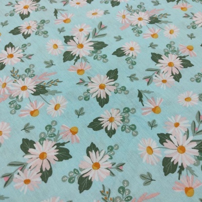 Tecido azul claro com padrão floral de margaridas brancas e rosas