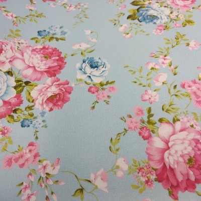 tecido azul claro com padrão floral colorido
