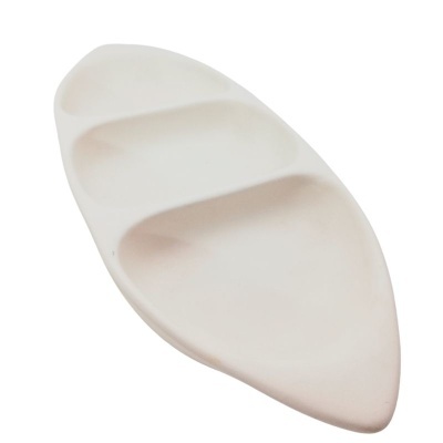 Prato em forma de folha com três divisórias branco e cerâmico