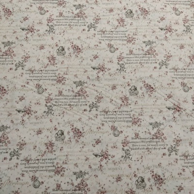 Tecido bege com padrão floral e texto impresso