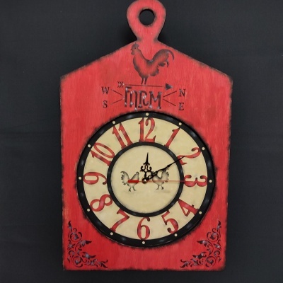 Relógio de parede de madeira vermelha com números vermelhos e ilustrações de cavalo e galo