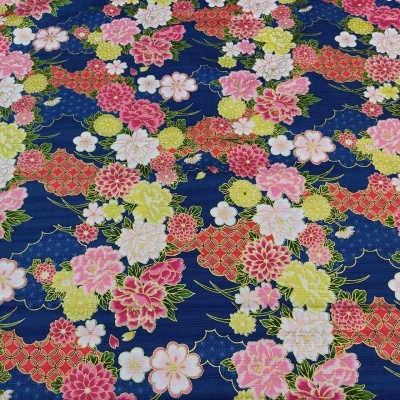 Pano floral colorido com fundo azul e detalhes dourados