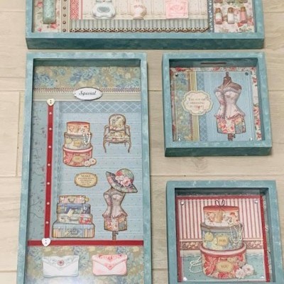 Conjunto de quatro quadros decorativos com ilustrações vintage em molduras azuis