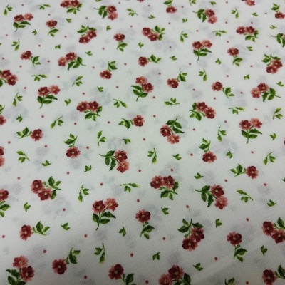 Tecido branco com padrão floral vermelho e verde