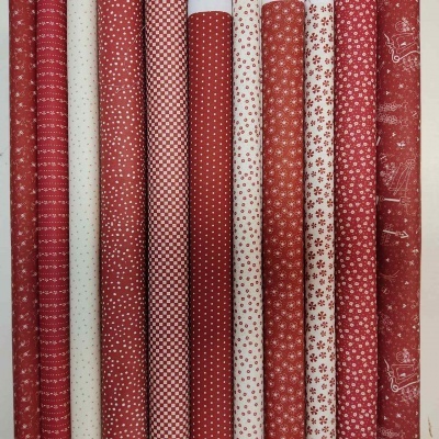 Rolos de tecido vermelho e branco com diversos padrões