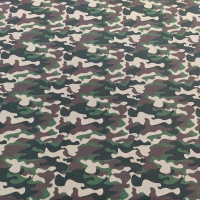 Tecido com padrão camuflado verde, castanho, bege e preto