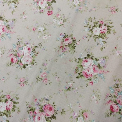Tecido floral bege com flores rosas e folhas verdes