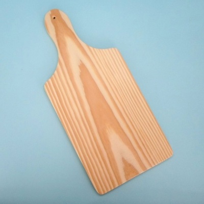 Tábuas de cortar retangulares de madeira clara com cabo arredondado e padrão de grãos