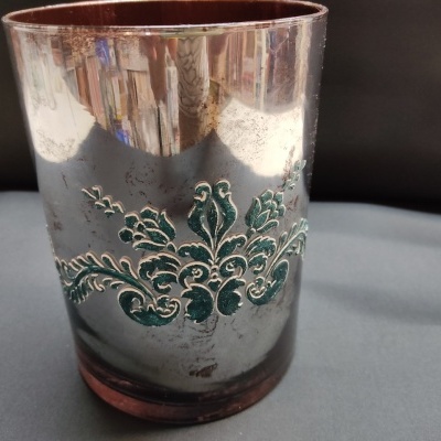 Copo de vidro espelhado com decoração floral em relevo verde