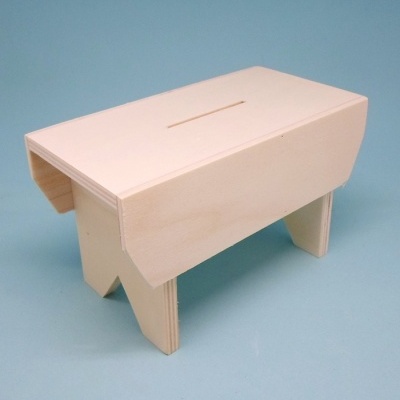 Pequeno móvel ou caixa de madeira clara com ranhura sobre fundo azul