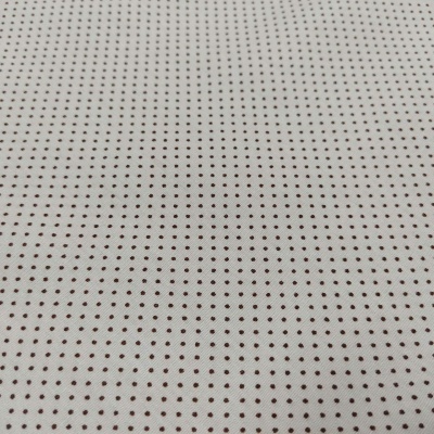 Tecido branco com padrão de pequenos pontos castanhos organizados em filas uniformes