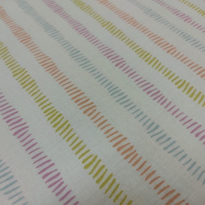 Tecido branco com padrão colorido de linhas diagonais