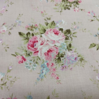 tecido bege com padrão floral em tons de rosa, azul e verde