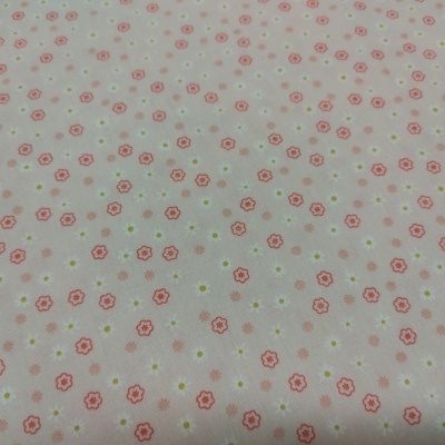 tecido branco com flores vermelhas e amarelas pequenas