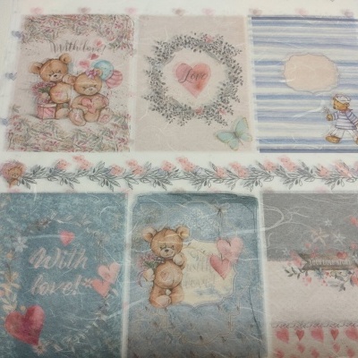 Papel decorativo com ursinhos, flores e textos em tons pastel