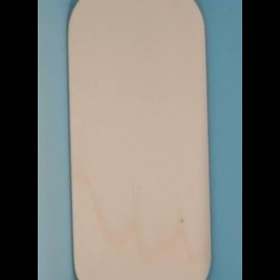 Prancheta retangular bege clara com cantos arredondados sobre fundo azul