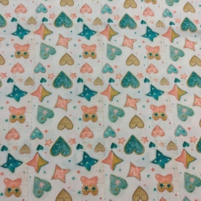 Tecido branco com corações, estrelas e laços coloridos
