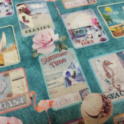 Tecido colorido com ilustrações e textos de verão e praia